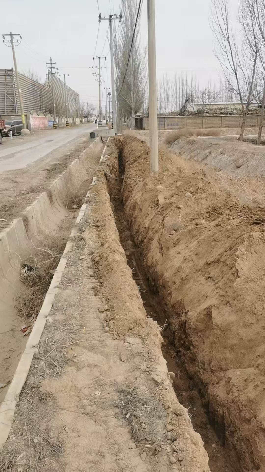 10kV电力线路迁改现场 沿线沟槽开挖照片